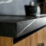 بافت سنگ مصنوعی SPL با رنگ روشن و طرح طبیعی مناسب صفحه کانتر آشپزخانه و دکوراسیون داخلی