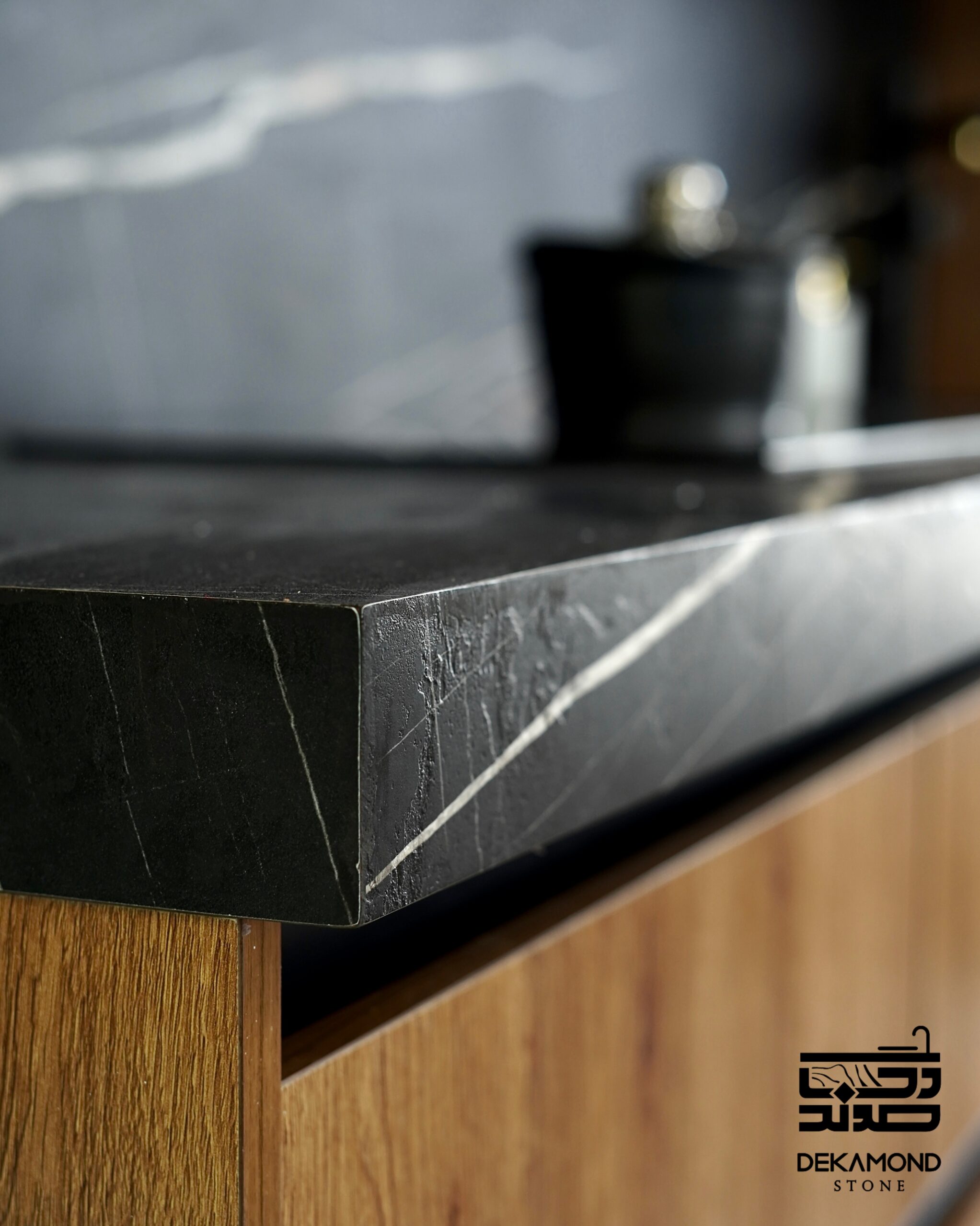 بافت سنگ مصنوعی SPL با رنگ روشن و طرح طبیعی مناسب صفحه کانتر آشپزخانه و دکوراسیون داخلی